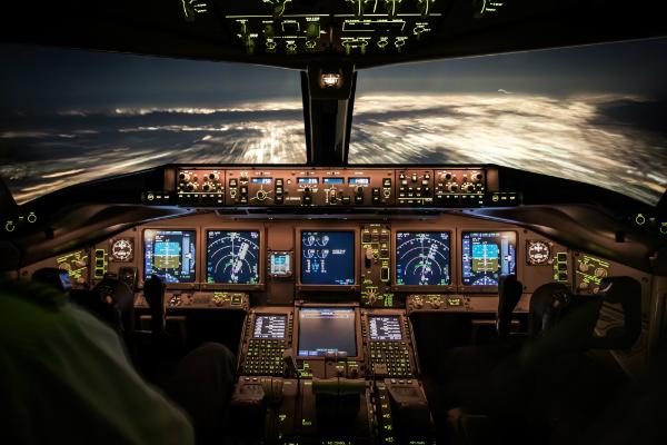 Auch beim Nachtflug verliert der Pilot die Zeit nicht aus den Augen © romanb321 / Fotolia.com