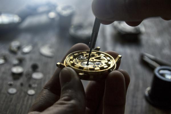 Das Zifferblatt einer Uhr kann bei der Herstellung sehr vielfältig gestaltet werden