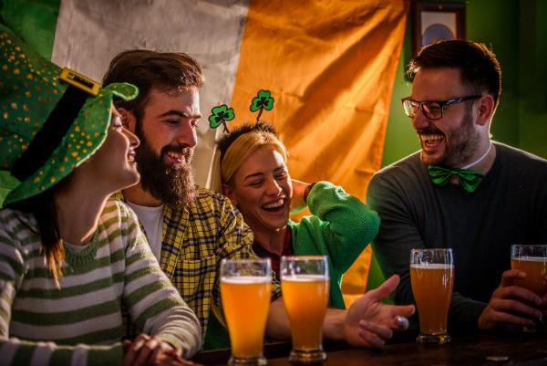 Freunde feiern St Patricks Day