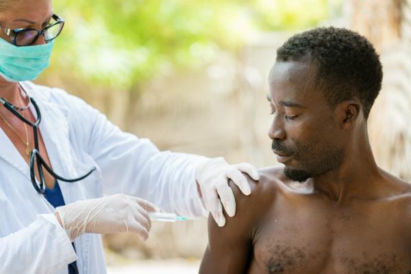 Impfung eines afrikanischen Mannes