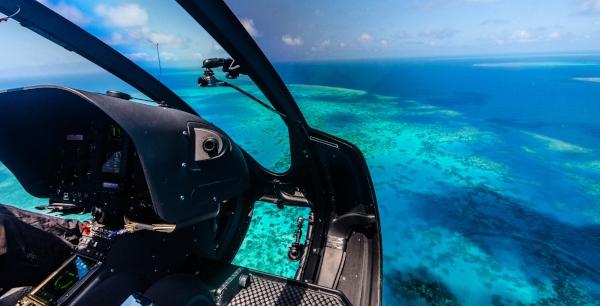 Hubschrauberflug ueber das Great Barrier Reef