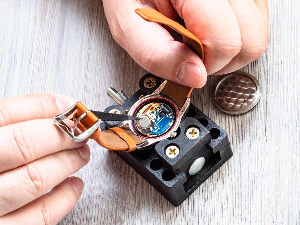 Wechsel der Batterie in einer Quarz-Armbanduhr