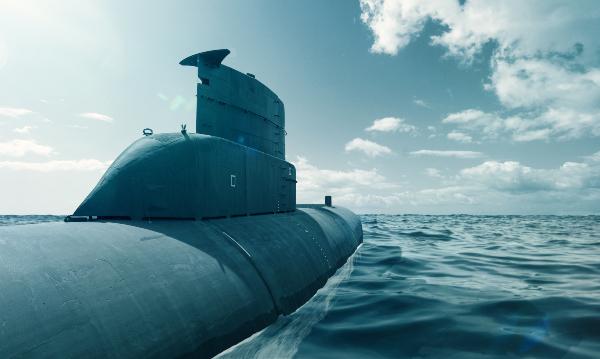 Ein modernes U-Boot in Überwasserfahrt auf dem offenen Meer Sinn U1 DS