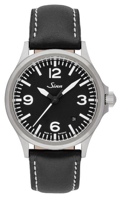 Sinn 556 A in der Version 556.014, mit Lederarmband schwarz, Kontrastnaht weiß