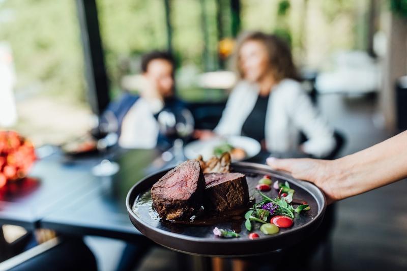 steak-essen-weihnachtliche-luxusgeschenke-fuer-maenner