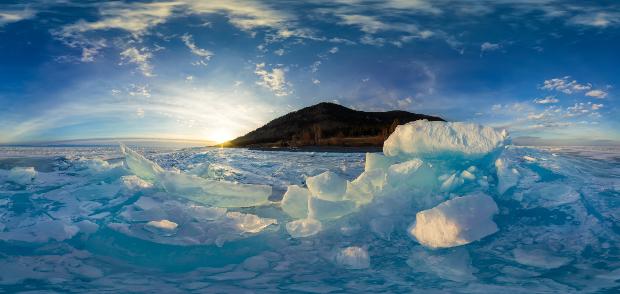 Blick auf den zugefrorenen Baikalsee