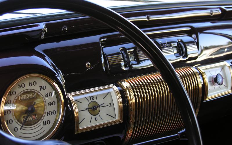 Tachometer und Borduhr eines Oldtimers