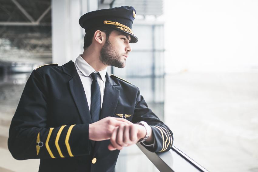 Pilot mit Armbanduhr schaut aus dem Fenster - Avigation Watch Type A-7 1935 als perfekte Pilotenuhr