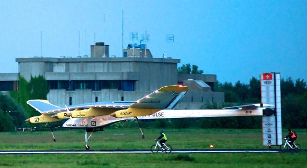  Die Solar Impulse HB-SIA landet am Flughafen Brüssel