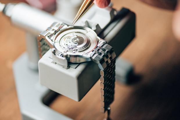 Clamped wristwatch - case opener and case closer