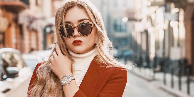 Frau mit eleganter Armbanduhr - Weihnachtsgeschenke 2020 für Damen