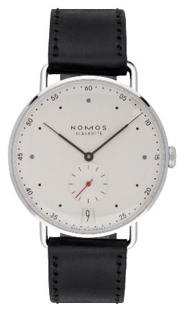 NOMOS Glashuette Metro 38 Datum in der Version 1102 mit Saphirglasboden