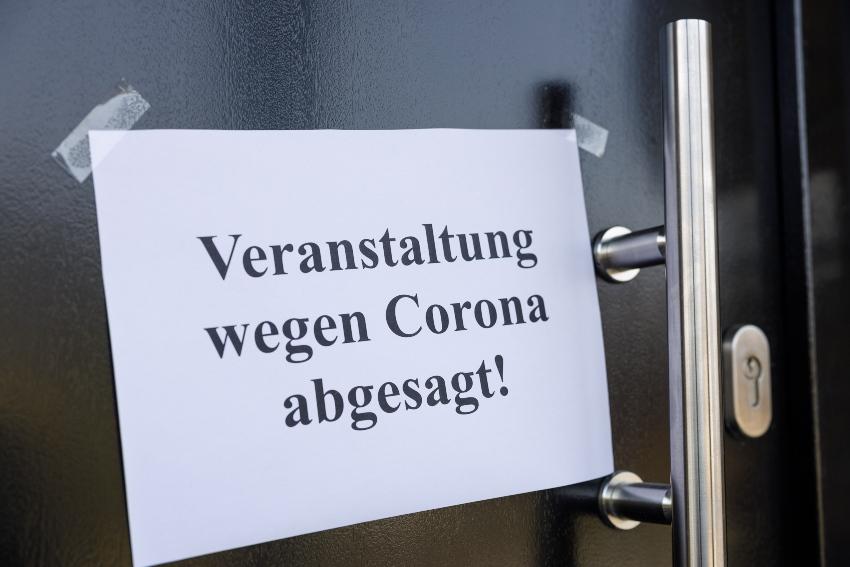 Papier an Tür: "Veranstaltung wegen Corona abgesagt"