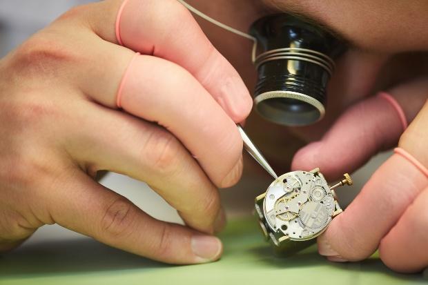 Uhrmacher untersucht mechanische Uhr - Uhr-Revision