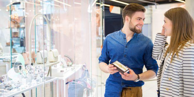 Junger Mann sucht Uhr für Freundin - Die perfekte Uhr für die Freundin