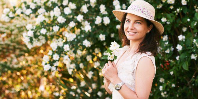 Junge Frau vor Blüten - Damen Chronographen in Silber