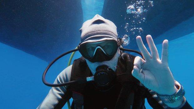 Ein Taucher gibt unter Wasser das berühmte "Ok-Zeichen" mit der Hand