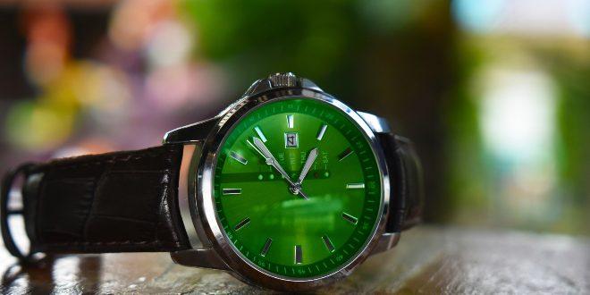 Armbanduhr mit grünem Zifferblatt