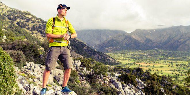 Junger Mann auf einer Bergwanderung - Sport Chronographen für Herren