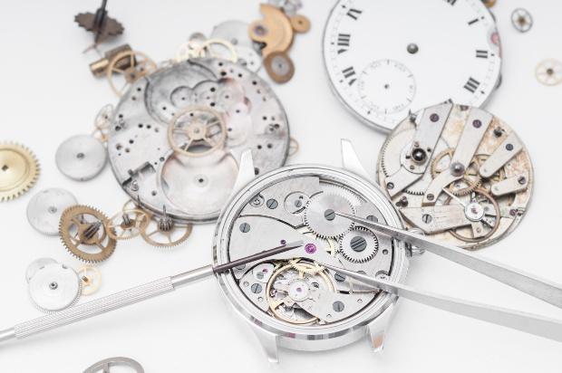 Mechanische Armbanduhr, zerlegt - möglicherweise muss man die Uhr entmagnetisieren