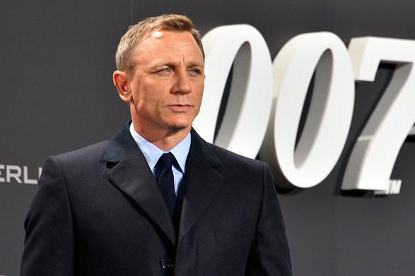 Daniel Craig steht vor 007 Logo - Omega No Time to Die