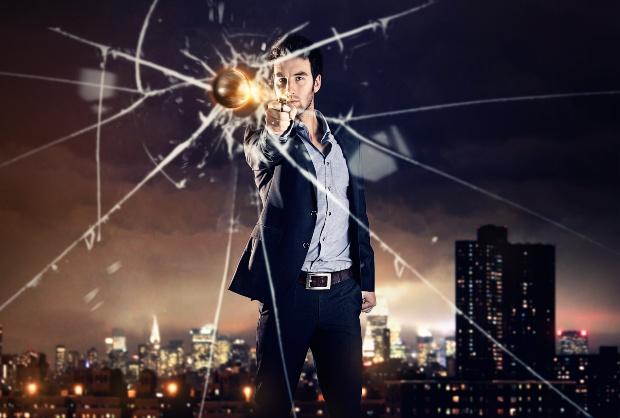Superagent schießt durch Fensterscheibe im James Bond Stil - Omega No Time to Die
