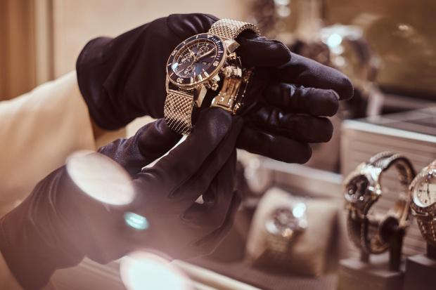 Uhrenhändler mit Luxusuhr 