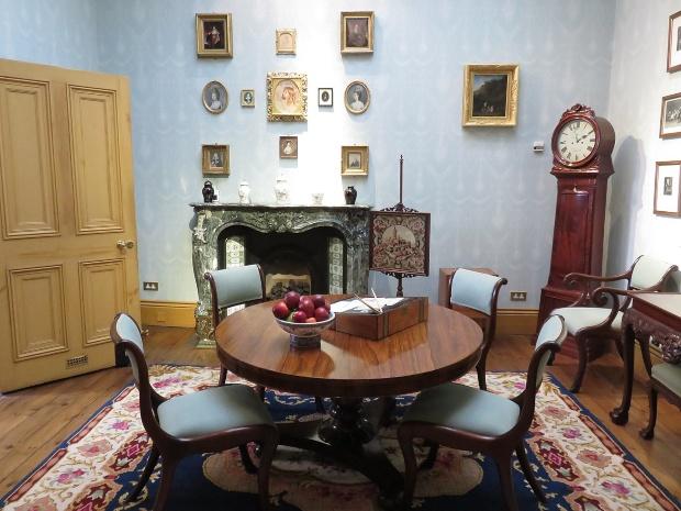 Standuhr im Zimmer im Kilkenny Castle, Irland - Historische Uhren