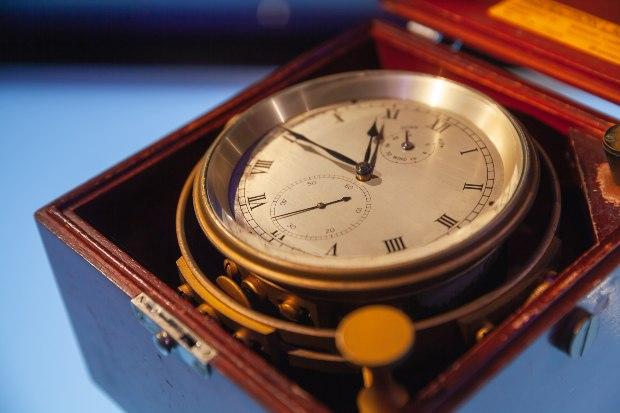 Ein histroisches Marinechronometer, das in einer speziellen Aufängung gelagert ist 