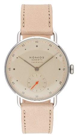 NOMOS Glashütte Metro in der Version 1107 mit Saphirglasboden