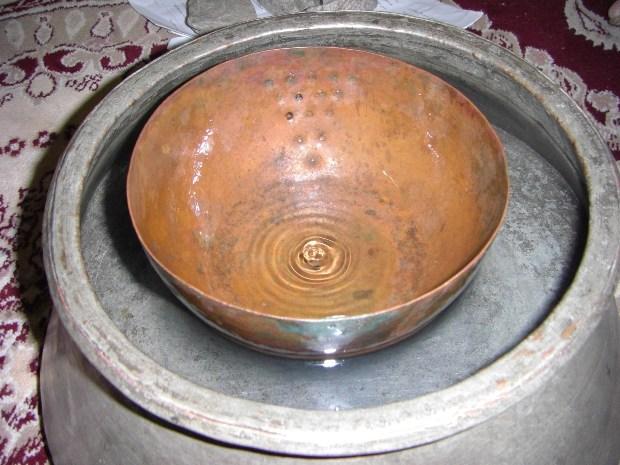 Antike persische Wasseruhr, die ähnlich dem Prinzip einer Sanduhr funktioniert