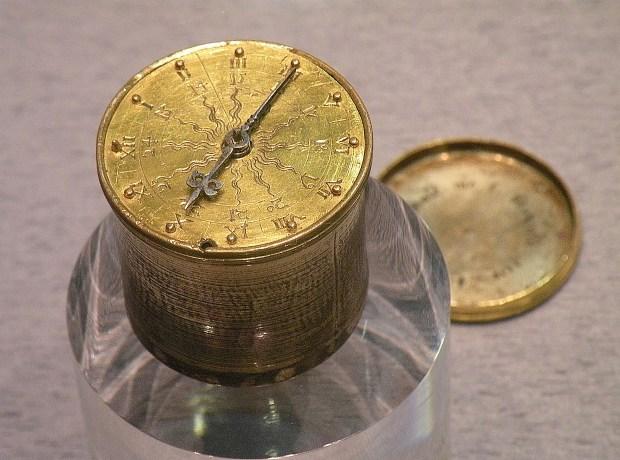 Dosenförmige tragbare Uhr aus dem 16. Jahrhundert
