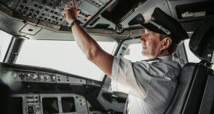 Flugkapitän im Cockpit