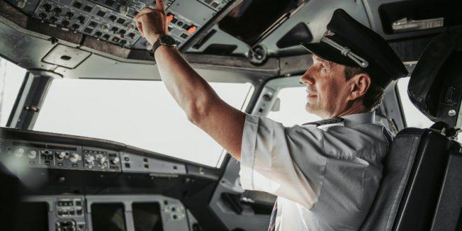 Flugkapitän im Cockpit