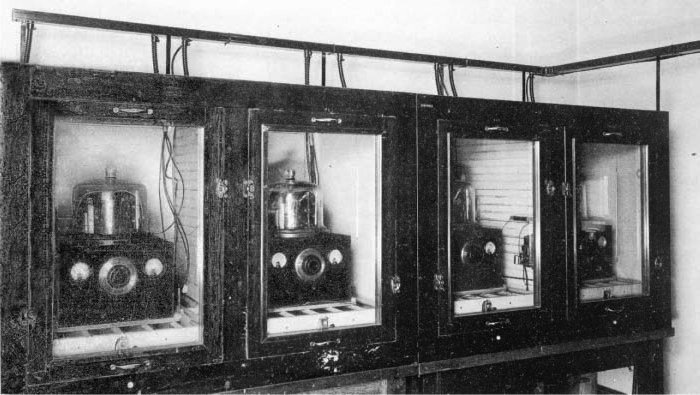 Nationaler Frequenzstandard der USA 1929, bestehend aus vier beheizten Quarzoszillatoren bei den Bell Laboratories - Wie funktioniert ein Quarzwerk