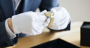 Experte begutachtet Armbanduhr - Ankauf von Uhren seriös