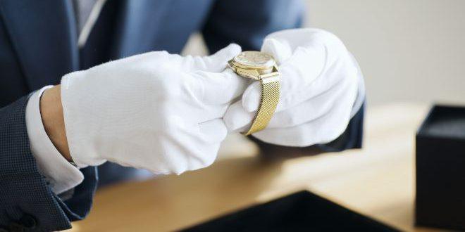 Experte begutachtet Armbanduhr - Ankauf von Uhren seriös