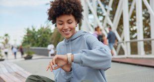 junge-frau-sitzt-mit-armbanduhr - Limitierte Uhren für Damen