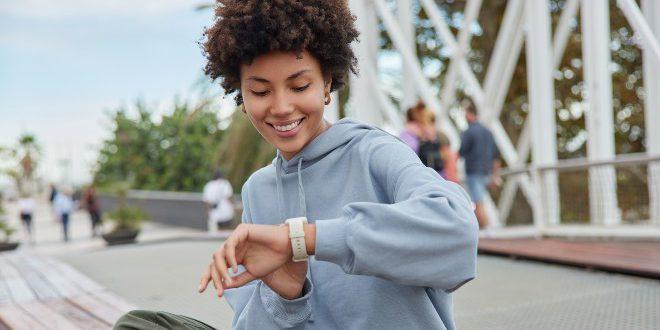 junge-frau-sitzt-mit-armbanduhr - Limitierte Uhren für Damen