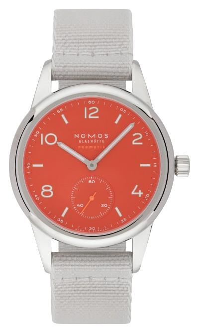 NOMOS Glashütte Club neomatik signalrot in der Version 743 mit Saphirglasboden