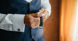 Eleganter-Mann-mit-Armbanduhr - 2023 ist die Armbanduhr retro