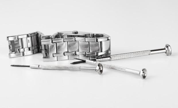 Armband einer Uhr mit kleinen Schraubenziehern - Glieder entfernen ohne Werkzeug ist kaum moeglich