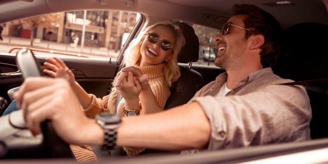 Junges Paar im Auto - Das perfekte Omega Einsteigermodell für Herren und Damen