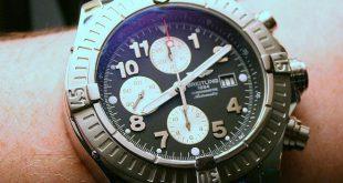 Armband Chronograph mit mechanischem Automatik-Uhrwerk, mit zwei Drückern neben der Aufzugskrone zur Bedienung der Stopp­funktion.