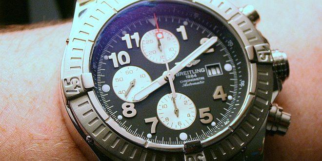 Armband Chronograph mit mechanischem Automatik-Uhrwerk, mit zwei Drückern neben der Aufzugskrone zur Bedienung der Stopp­funktion.
