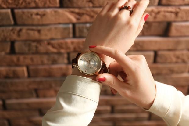 Frau-mit-Armbanduhr - Welche Gangabweichung bei Automatikuhren ist normal?