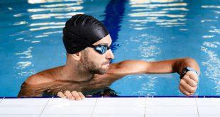 Schwimmer-blickt-auf-Armbanduhr - Sind 10 oder 5 ATM wasserdicht