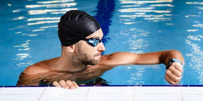 Schwimmer-blickt-auf-Armbanduhr - Sind 10 oder 5 ATM wasserdicht